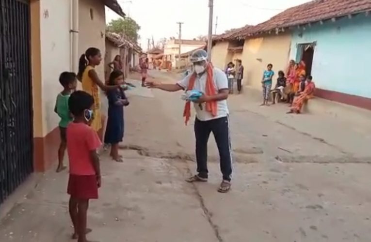 राजेंद्र राउत सेवा सप्ताह अभियान के तहत गांव गांव कर रहे हैं लोगों को जागरूक.