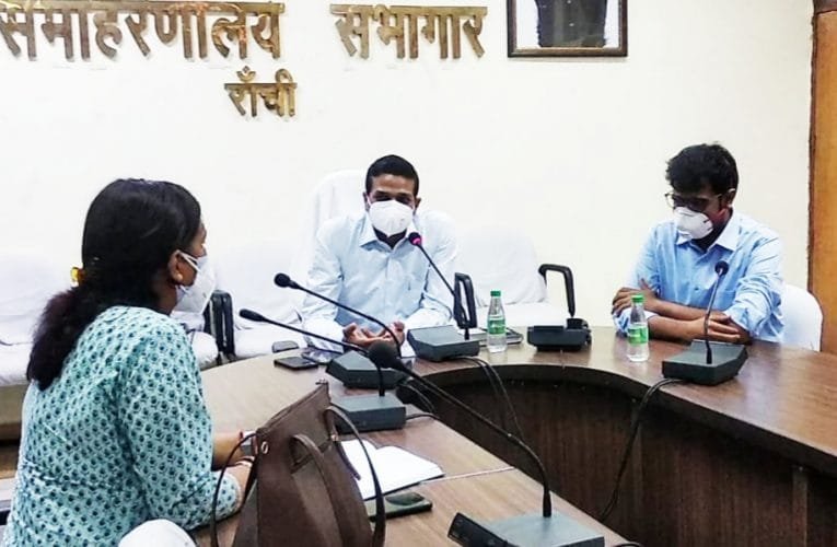 उपायुक्त रांची की अध्यक्षता में दवा दुकानों में प्रतिनियुक्त दंडाधिकारियों के साथ बैठक.