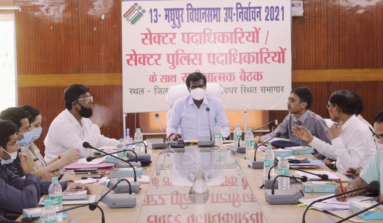 जिला निर्वाचन पदाधिकारी सह उपायुक्त ने दण्डाधिकारियों एवं पुलिस पदाधिकारियों को दिया आवश्यक दिशा-निर्देश. 4 IMG 20210403 WA0071