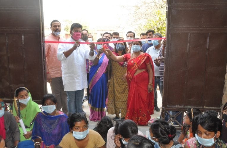 “रोज़गार आपके द्वार” कार्यक्रम के तहत सिलाई केंद्र का हुआ उद्घाटन.