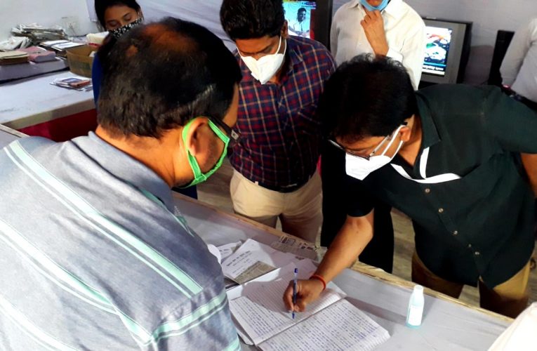 मधुपुर विधानसभा उप चुनाव की तैयारियों को लेकर व्यय प्रेक्षक ने मीडिया सह हेल्पलाईन कोषांग का किया निरीक्षण.