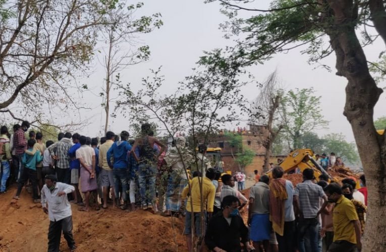 कुएं में गिरा जंगली हाथी का बच्चा, बच्चे को निकालने के लिए राहत कार्य शुरू.