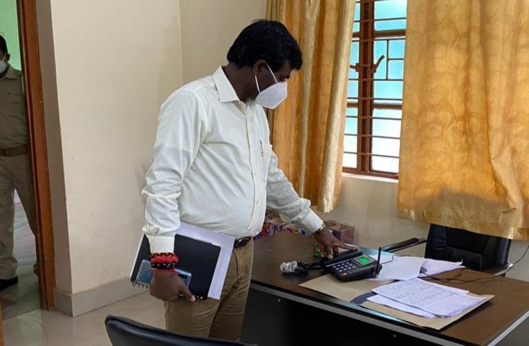 उपायुक्त ने कोविड हेल्पलाइन सेंटर व जिला कंट्रोल रूम का किया निरीक्षण.