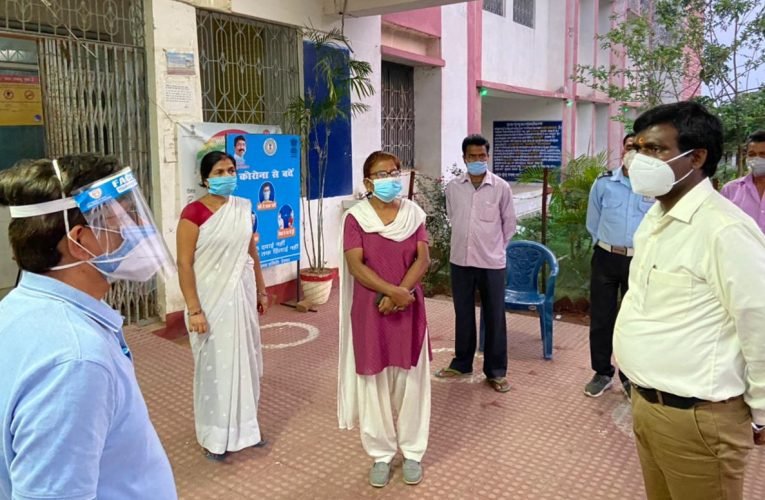 उपायुक्त ने मधुपुर थाना का निरीक्षण कर पुलिस पदाधिकारियों को दिए आवश्यक दिशा निर्देश.