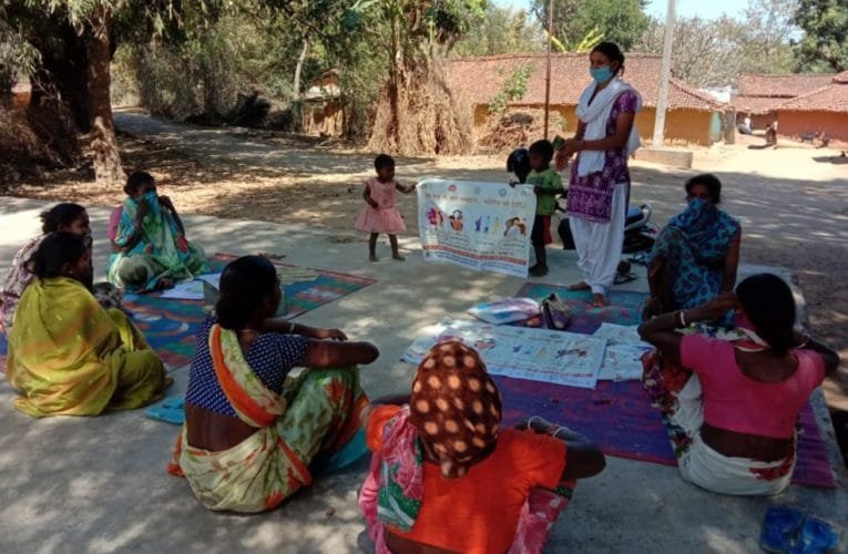 सखी मंडल की दीदियों को दिया जा रहा है कोविड अनुरुप व्यवहार का प्रशिक्षण.