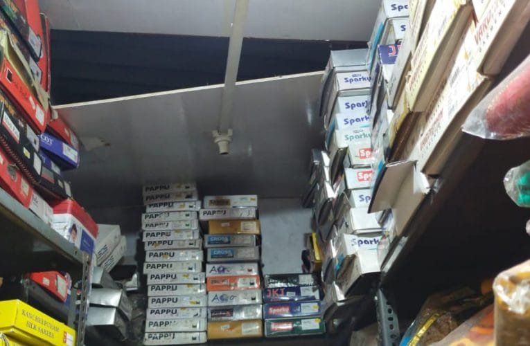 चोरों नें एस्बेस्टस शीट को तोड़ कर चोरी की घटना को दिया अंजाम.