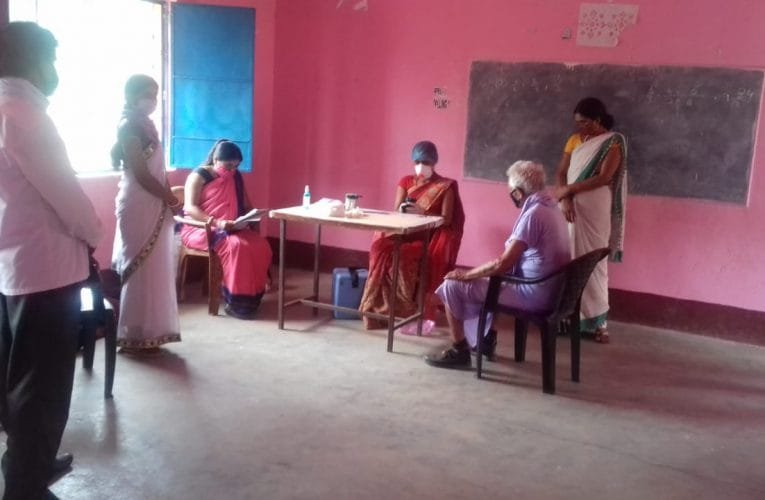 कोरोना संक्रमण की चैन को तोड़ने में कोविड का टीका सबसे कारगार : उपायुक्त.