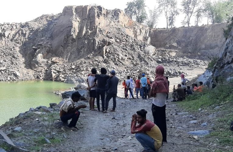 बंद पड़े पत्थर खादान में नहाने के दौरान युवक समा गया गहरे पानी में, ग्रामीणों द्वारा खोजबीन हुआ शुरू.