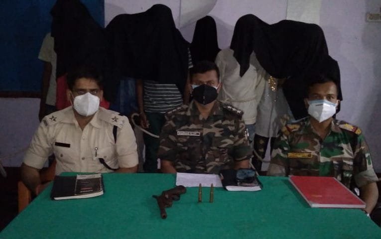 पति-पत्नी के विवाद में पैसे पर हथियार चमकाने वाले गैंग के अपराधियों को गिरिडीह पुलिस ने दबोचा.