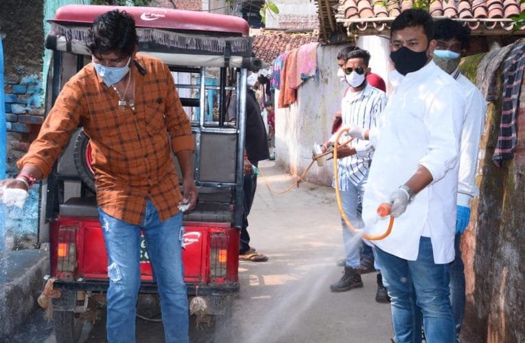 प्रोफेशनल कांग्रेस ने चुटिया के गली-मुहल्लों में किया ब्लीचिंग पाउडर का छिड़काव, घरों को किया सेनेटाइज