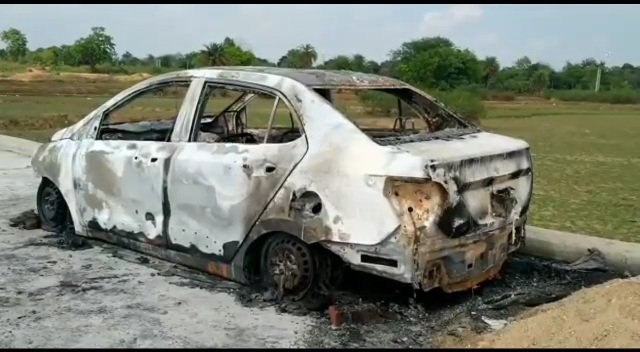 कार में अचानक लगी आग, देखते ही देखते कार जलकर हुआ राख.