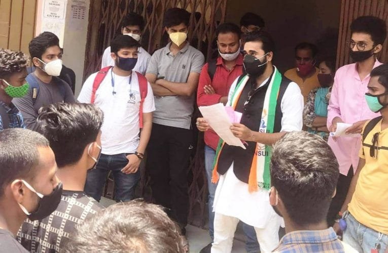 एन.एस.यू.आई ने डोरंडा कॉलेज का किया घेराव, वोकेशनल कोर्स का लेट फाइन फ़ीस माफ करने एवं ऑनलाइन फॉर्म भरने का किया मांग.