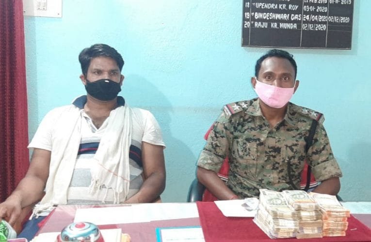 दिल्ली पुलिस ने डुमरी के भंडारों में छापेमारी कर चार लाख पैतालिस हज़ार पाँच रुपये किया बरामद, गिरिडीह के दो यूवकों नें दिल्ली में मालिक के घर से 13 लाख दस हज़ार का किया था चोरी.