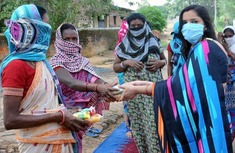 एक पहल स्वयंसेवी संस्था के द्वारा सैकड़ों लोगों के बीच बिस्किट मास्क ब्रेड और सेनीटाइजर का वितरण किया गया.