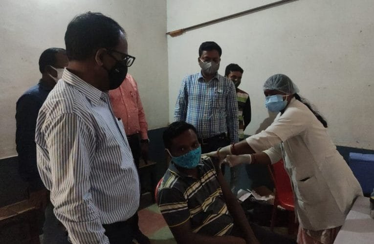 कोविड-19 वैक्सीनेशन को लेकर प्रखंड स्तर पर जागरूकता अभियान, वरीय पदाधिकारी लोगों को कर रहे जागरूक.