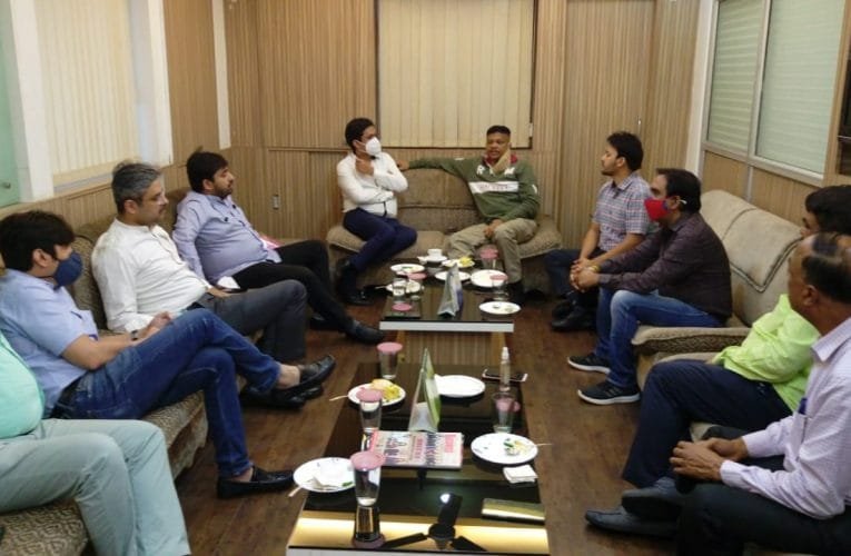 रांची के निवर्तमान ट्रैफिक एसपी अजीत पीटर डूंगडूंग को सम्मानित किया गया.