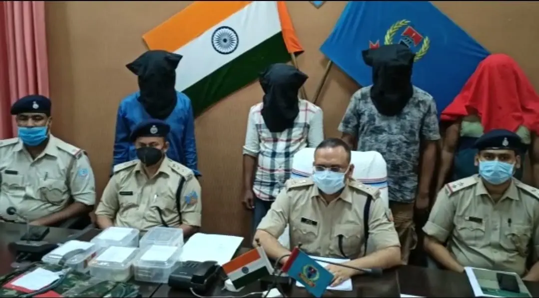 जेवर कारोबारी के सेल्समैन और चालक से 20 लाख लूटने वाले गिरोह के चार अपराधी गिरफ्तार. IMG-20210628-WA0048