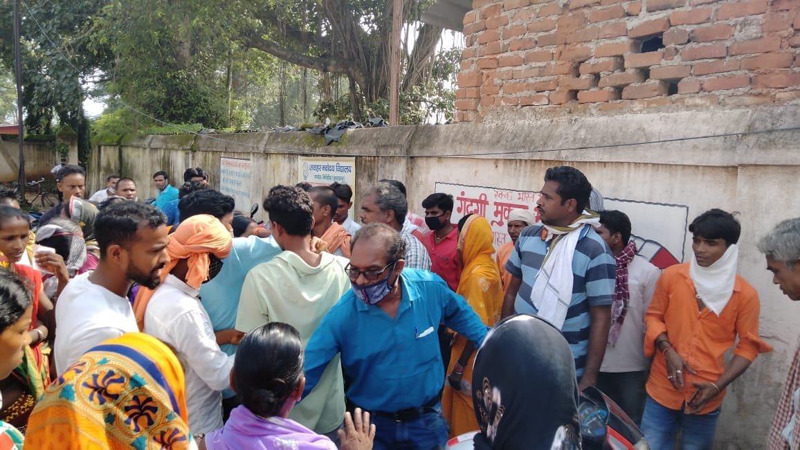 पीडीएस दुकानदार के खिलाफ ग्रामीण हुए गोलबंद. 5 IMG 20210628 WA0053