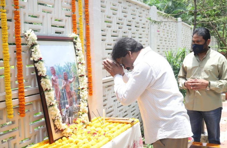 मुख्यमंत्री श्री हेमन्त सोरेन ने अमर शहीद सिदो-कान्हू की तस्वीर पर पुष्प अर्पित कर नमन किया.