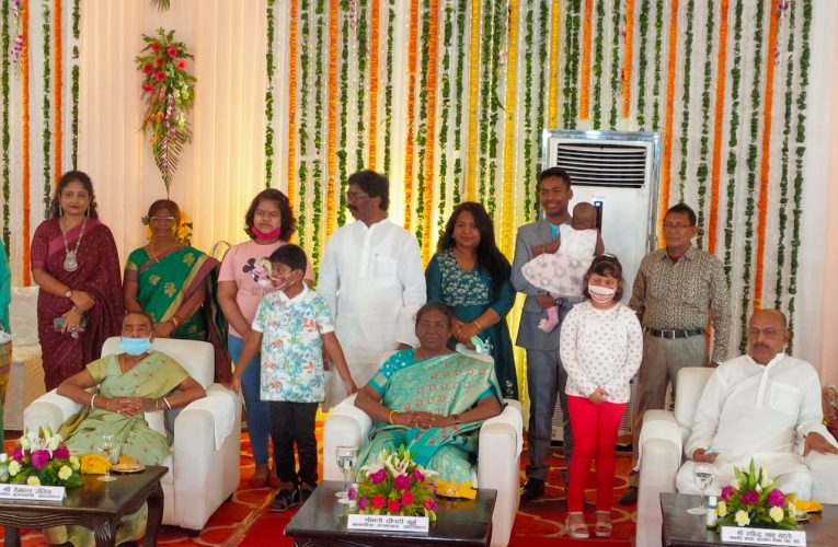 मुख्यमंत्री हेमंत सोरेन के आवासीय परिसर में आज राज्य सरकार की ओर से राज्यपाल श्रीमती द्रौपदी मुर्मू के सम्मान में विदाई समारोह आयोजित किया गया.