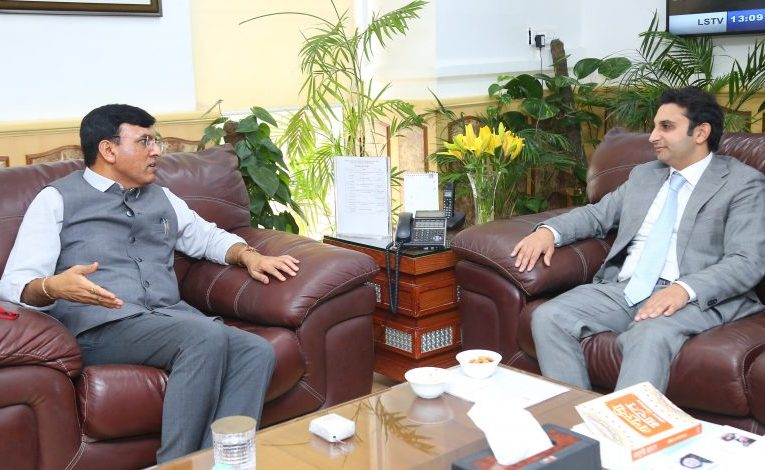 सीरम इंस्टीट्यूट ऑफ इंडिया के सीईओ अदार पूनावाला ने केंद्रीय स्वास्थ्य मंत्री मनसुख मांडविया से मुलाकात की