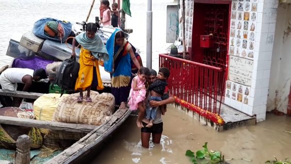 बिहार में गंगा के जल अस्तर बढ़ जाने के कारण लोगो को अपने घर छोड़ कर मजबूरन प्लान करना पड रहा है