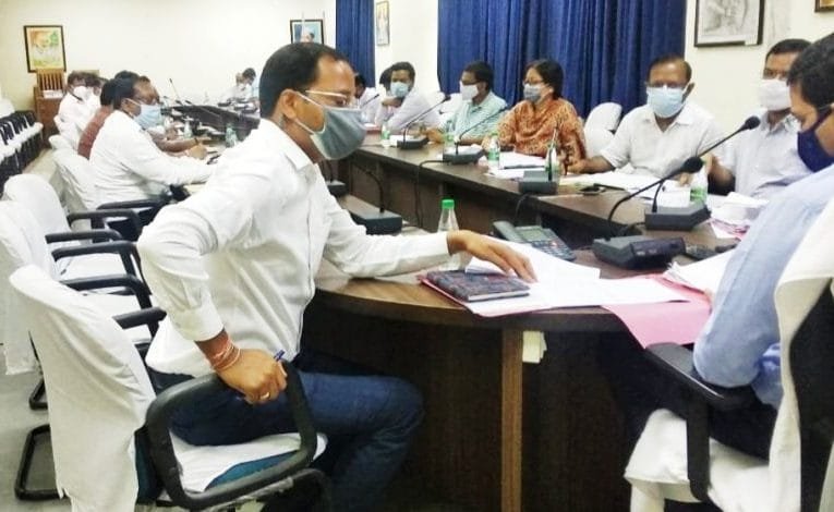 रांची उपायुक्त छवि रंजन ने निर्देश दिया है कि जीतने भी बड़े बकायेदार हैं उनपर नियमानुसार सुसंगत धाराओं के तहत नोटिस जारी करें
