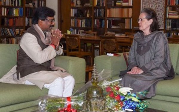 कांग्रेस की कार्यकारी अध्यक्ष सोनिया गांधी ने झारखंड के सीएम हेमंत सोरेन को न्योता भेजा