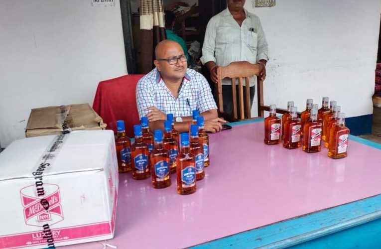 दुमका पुलिस ने बिहार ले जा रही 4 लाख की शराब को पकड़ा