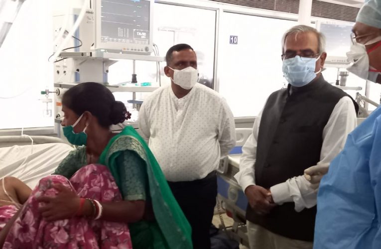 स्वास्थ्य मंत्री बन्ना गुप्ता ने रिम्स के आईसीयू में इलाजरत पत्रकार बैजनाथ महतो जी के परिवार से मुलाकात की