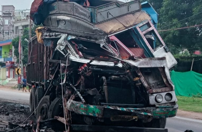ट्रेलर और कोयला लदे ट्रक में टक्कर, 1 व्यक्ति की मौके पर मौत।
