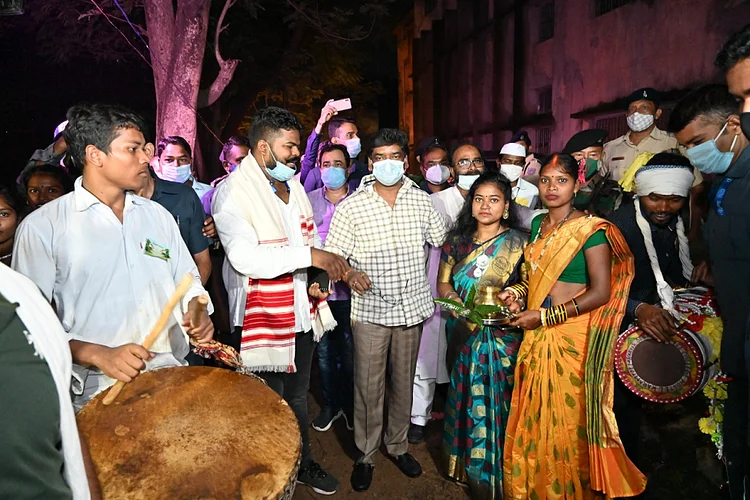 झारखंड के मुख्यमंत्री हेमंत सोरेन ने आदिवासी छात्रावास परिसर में कर्मा पर्व छात्रों के साथ मनाया।