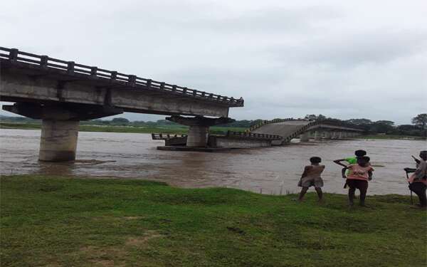 खूंटी : कांची नदी पर करोड़ो की लागत से बनी पुल हुआ ध्वस्त, करनी होगी 30 किमी की अतिरिक्त यात्रा।