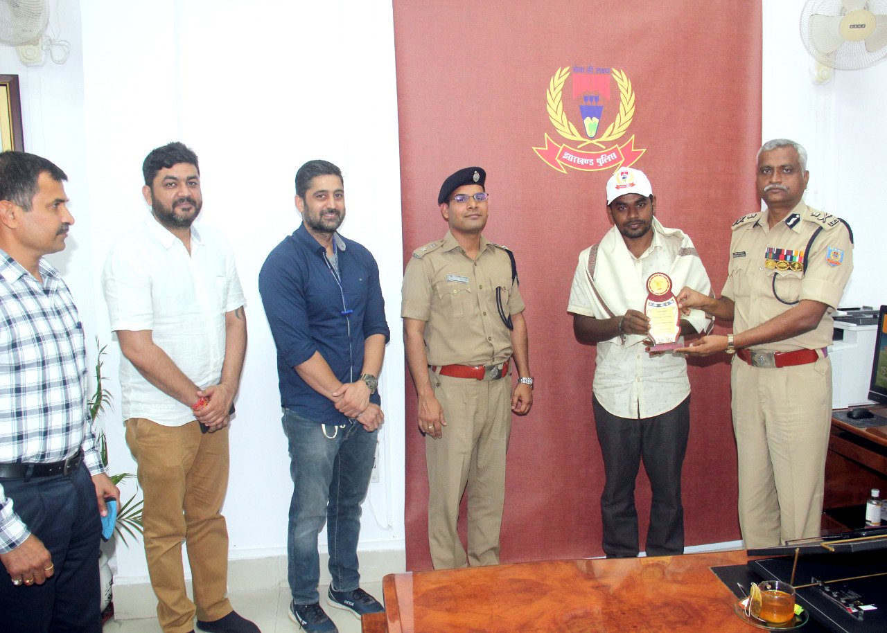 जी० शिवा को Adg, झारखंड पुलिस, संजय लाथकर द्वारा सम्मानित किया गया।