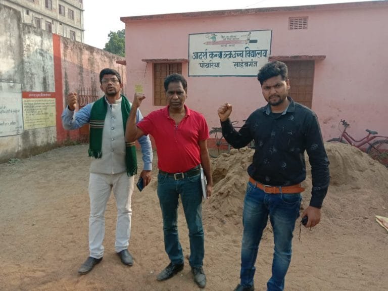 जेपीएससी गड़बड़ी का नया खुलासा, झारखंड यूथ एसोसिएशन के पदाधिकारी साहेबगंज पीजी हास्टल के छात्रों से मिलें।