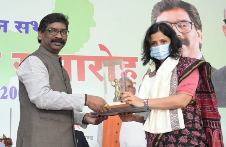 रामगढ़ जिले को कोरोना टीकाकरण में द्वितीय स्थान प्राप्त करने के लिए किया गया सम्मानित -यह पुरस्कार सभी स्वास्थ्य अधिकारियों एवं कर्मियों तथा प्रशासनिक, पुलिस अधिकारियों एवं कर्मियों की कड़ी मेहनत से हुआ संभव- उपायुक्त माधवी मिश्रा
