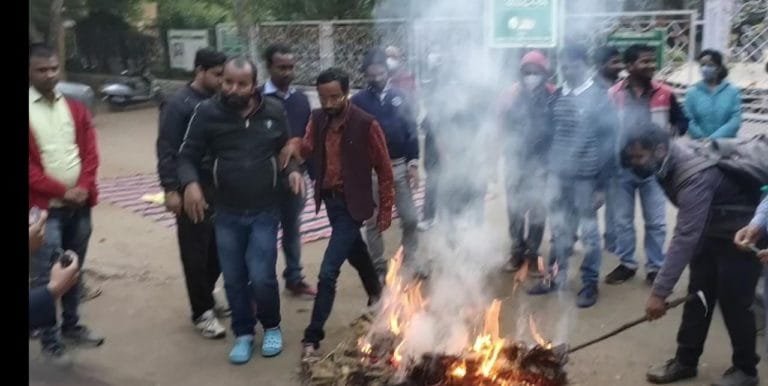 झारखंड स्टेट स्टूडेंट यूनियन ने मंत्री मिथलेश ठाकुर और सुप्रियो भट्टाचार्य का पुतला दहन किया