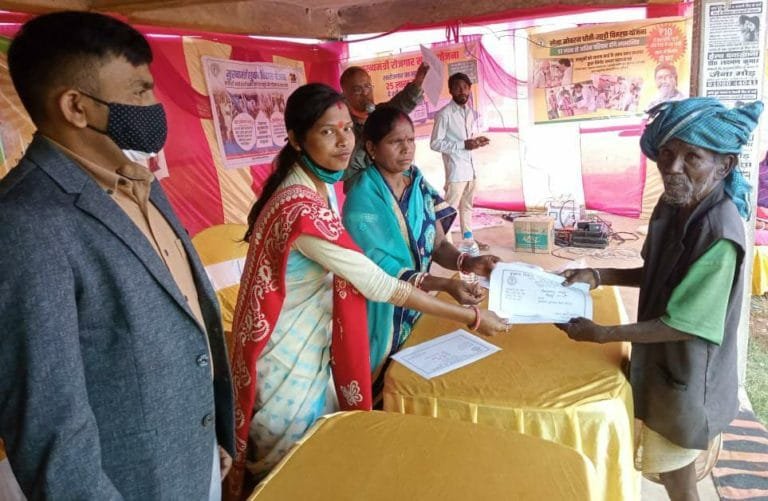 लिलवर मांझी की आंखों से छलके खुशी के आंसू, मिला पेंशन का मिला सहारा ,जाति प्रमाणपत्र बनने में लगे सिर्फ 45 मिनट।