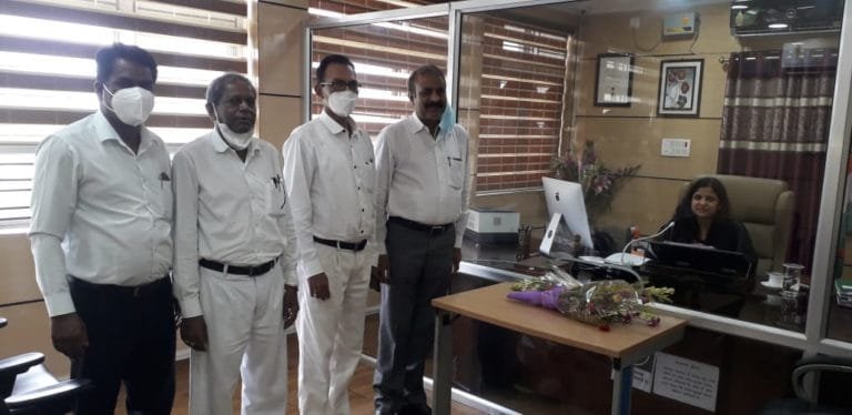 रजिस्ट्री ऑफिस गोला में निबंधन संबंधित कार्य नियमित करने की मांग, डीसी को सौंपा  आवेदन