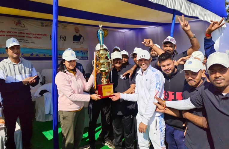 नमामि गंगे योजना अंतर्गत नदी उत्सव के तहत हुआ क्रिकेट मैच एवं टग ऑफ वार (रस्साकशी) का आयोजन – टग ऑफ वार (रस्साकशी) में जिला प्रशासन व क्रिकेट मैच में नगर परिषद रामगढ़ टीम ने बाजी मारी
