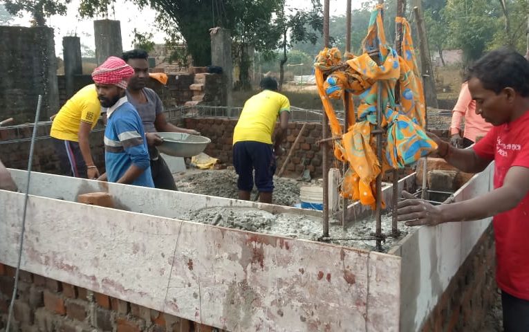 ग्रामीणों के सहयोग से मंदिर निर्माण कार्य हुआ प्रारंभ – बढ़ चढ़ कर श्रमदान कर रहे है ग्रामीण