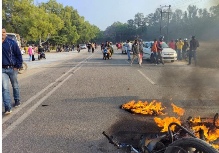 रांची के धुर्वा CRPF  कैंप के पास ,कार और एक बाइक  में जोरदार टक्कर