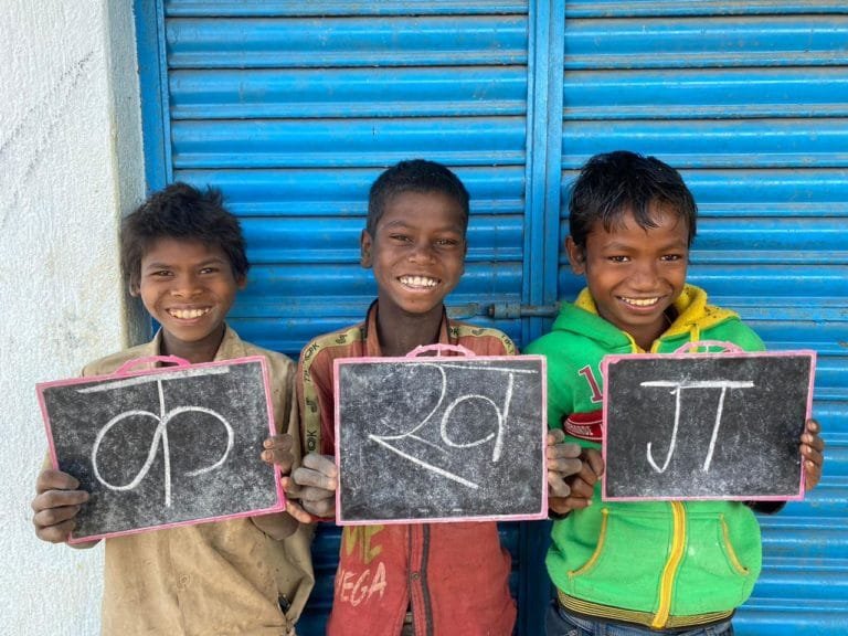 आदर्श विद्यालय ( IDEAL SCHOOL) के बच्चों को स्मार्ट बनाने के लिए प्रधानाध्यापकों और शिक्षकों को मिल रही ट्रेनिंग