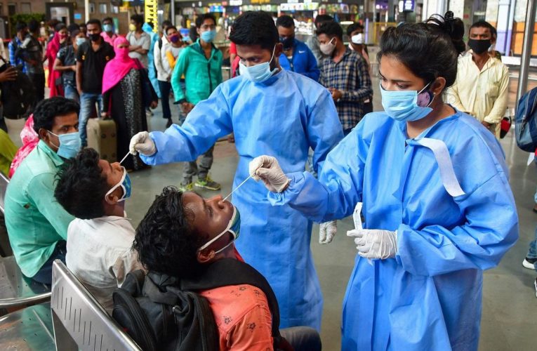 लगातार दूसरे दिन कोरोना (Corona)संक्रमितों की संख्या में कमी, महाराष्ट्र व दिल्ली में तेजी से घट रहे हैं मामले