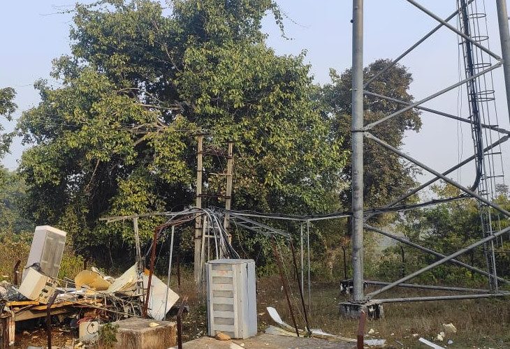 भाकपा माओवादियों (Naxal) का उत्पात, विस्फोट कर उड़ाया दो मोबाइल टावर : गिरिडीह