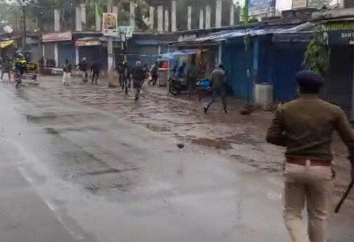 झारखंड(Jharkhand)  के चाईबासा जिले में कोल्हान को अलग देश घोषित करने की मांग को लेकर जमकर विवाद हुआ