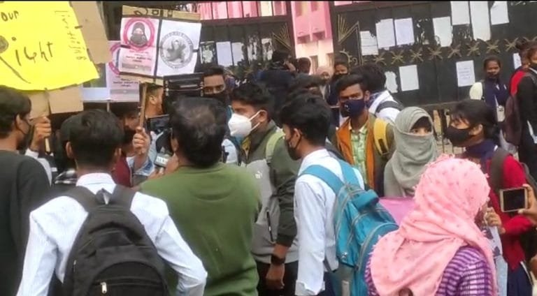 डोरंडा कॉलेज के छात्र-छात्राओं ने मुख्य गेट के समीप हिजाब लगाकर कॉलेज (college)में आने को लेकर नारेेबाजी की