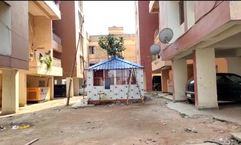 महिला डीएसपी (DSP)ने दो पुलिसकर्मी विनोद पांडे, सीपी उपाध्याय समेत एक दर्जन लोगों पर छेड़खानी और धक्का-मुक्की का आरोप