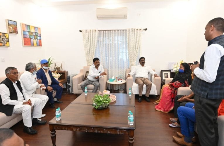 रुपेश के परिवार वालो से मिले cm  हेमंत सोरेन(hemant soren) ,परिजनों ने मुख्यमंत्री से मामले की जांच सीबीआई से कराने का आग्रह किया