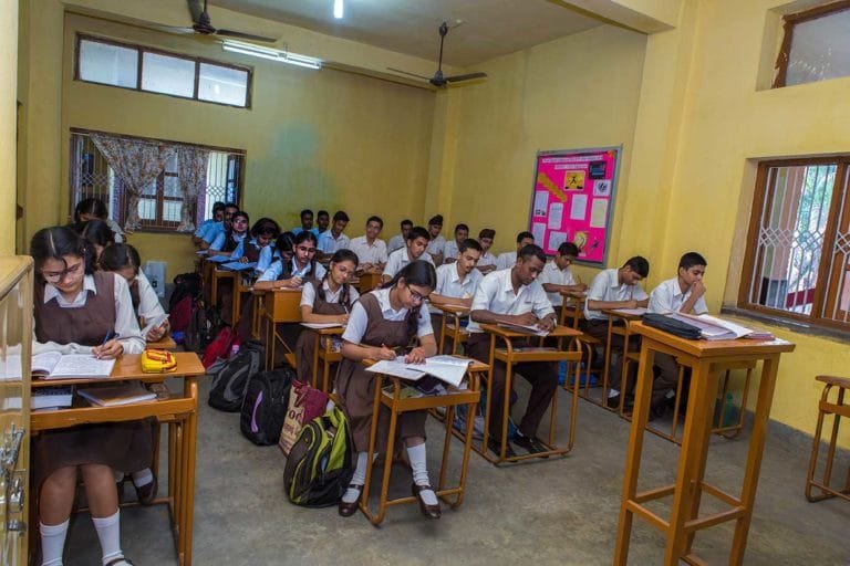 स्कूलों(school) में एक बार फिर लौटी रौनक